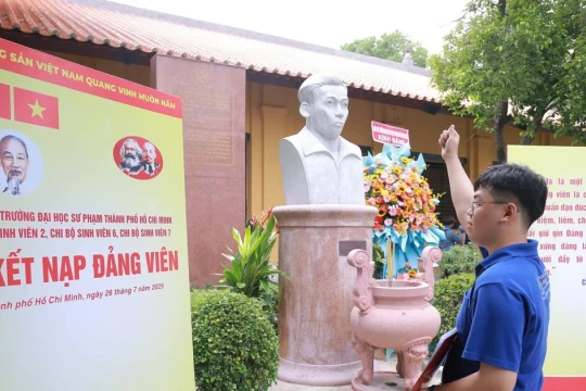 Đứng vào hàng ngũ Đảng từ màu áo xanh tình nguyện