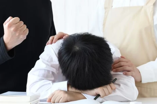 Áp lực học thêm đè nặng học sinh Singapore