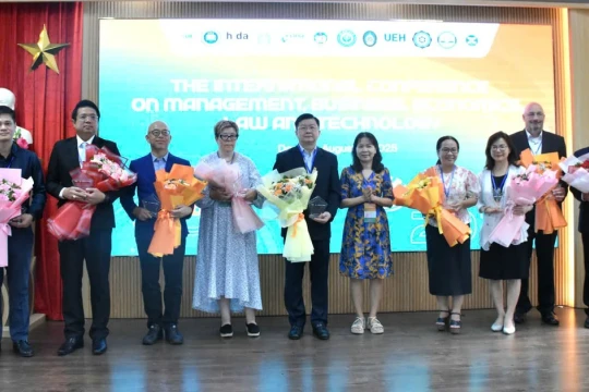 Trường ĐH hỗ trợ doanh nghiệp thích ứng với các thay đổi về pháp lý và công nghệ
