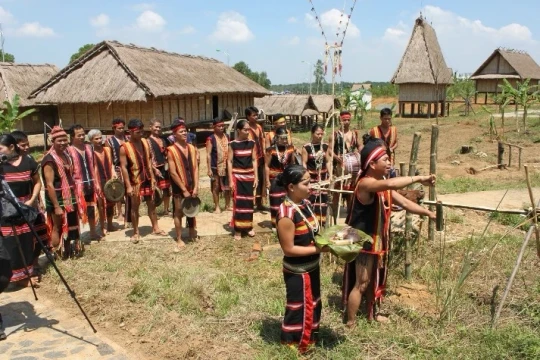 'Về Làng' trải nghiệm văn hóa 16 dân tộc