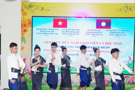 Giao lưu văn hóa giữa giáo viên, học sinh 2 tỉnh Quảng Trị và Khăm Muồn - Lào