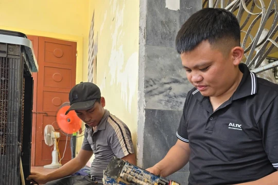 'Hồi sinh' đồ điện tử, xe máy bị ngập nước ở vùng lũ Nghệ An