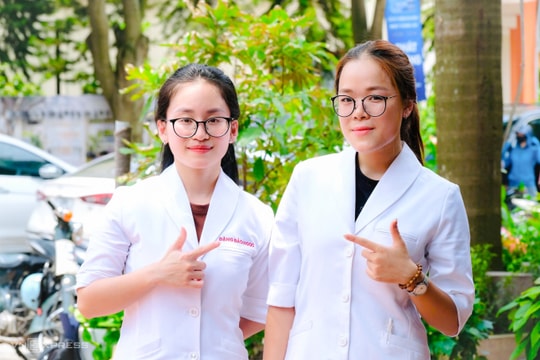Hai nữ sinh giành suất thực tập ở bệnh viện hàng đầu Pháp