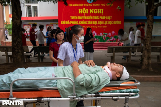 Nam sinh nằm cáng đi thi ở Hà Nội mong đỗ trường đại học mơ ước