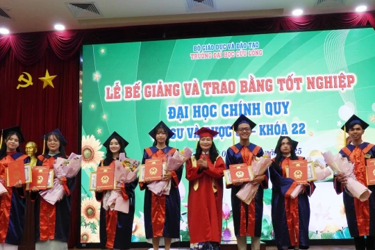 Trường ĐH Cửu Long trao bằng tốt nghiệp cho tân kỹ sư, dược sĩ đại học chính quy