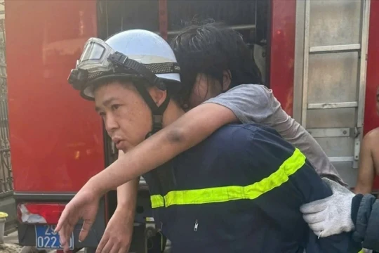 Giải cứu 3 người mắc kẹt trong ngôi nhà đang cháy ở Hà Nội