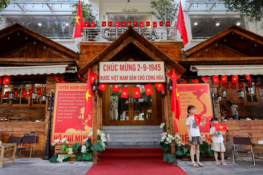 Quán cà phê Hà Nội rực sắc cờ đỏ sao vàng chào mừng 80 năm Quốc khánh 2/9