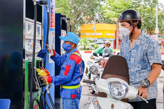 Giá xăng dầu hôm nay 2/8: Thế giới giảm, trong nước ổn định