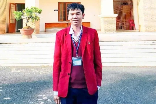 Bố mẹ nhặt ve chai, nam sinh lớp 10 vẫn tỏa sáng trên đấu trường quốc tế