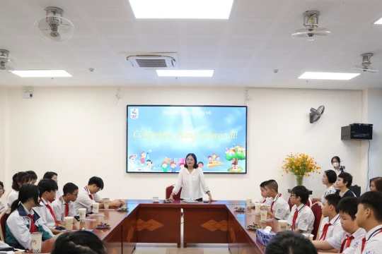 Hiệu trưởng động viên học trò ‘cùng nhau, chúng ta bước đi’