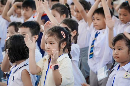 Nhiều trường học ở Hà Nội đón học sinh trở lại trường