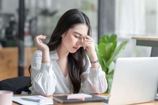 Dân văn phòng ngồi điều hòa cả ngày dễ sốc nhiệt: Bác sĩ chỉ cách phòng tránh