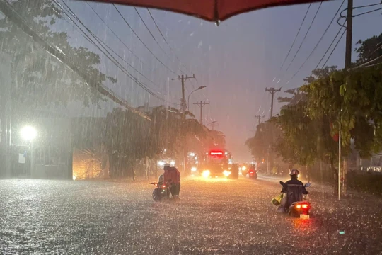 Mưa lớn giờ tan tầm, nhiều tuyến đường ở TPHCM thành 'sông'