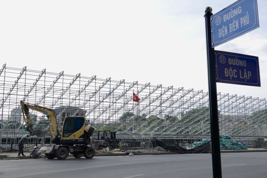 Cận cảnh khán đài khổng lồ đang gấp rút hoàn thiện trước ngày Quốc khánh 2/9 tại quảng trường Ba Đình
