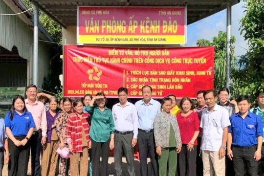 Tư vấn, hỗ trợ thủ tục hành chính công cho người dân vùng sâu, vùng xa
