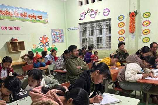 Vợ chồng cùng nhau học xóa mù chữ