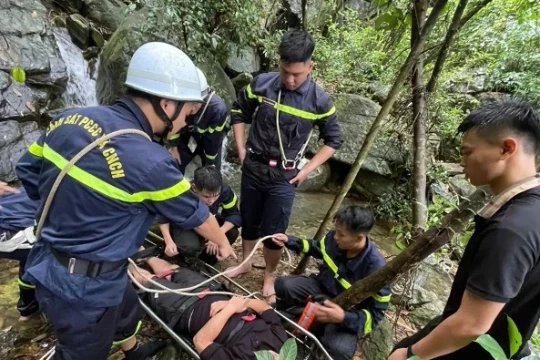 Cứu hộ kịp thời nạn nhân leo núi Hàm Lợn bị ngã