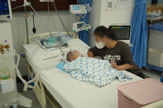 Hà Nội: Bé 1 tuổi co giật, thở máy vì uống tinh dầu đuổi muỗi thảo dược