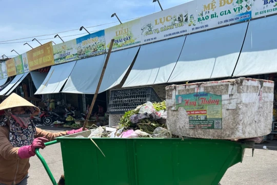 Người dân TP Huế 'oằn mình' trong đợt nắng như đổ lửa