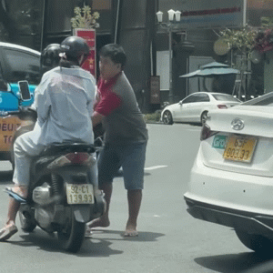 Tài xế công nghệ rút chìa khoá xe của cô gái rồi lên ô tô bỏ đi: Nguyên nhân gây bức xúc