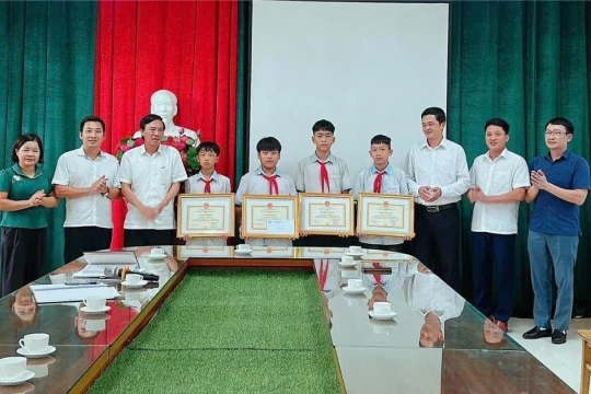 Khen thưởng 4 học sinh Phú Thọ nhặt được của rơi, trả lại người đánh mất