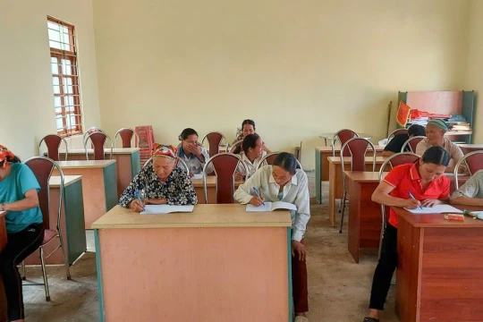 Hành trình xóa mù chữ giữa mây mù Phia Khao