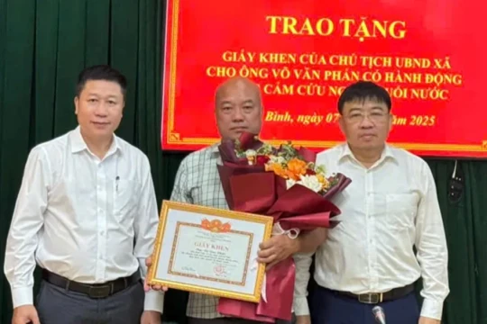 Khen thưởng người đàn ông dũng cảm cứu 2 học sinh bị sóng cuốn