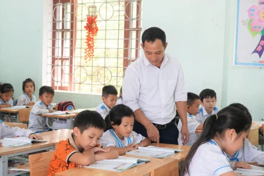 Cán bộ giáo dục cấp xã 'vừa làm, vừa học'