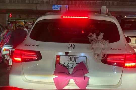 Cảnh sát giao thông truy tìm chủ ô tô gắn nơ hồng, cố tình che biển số