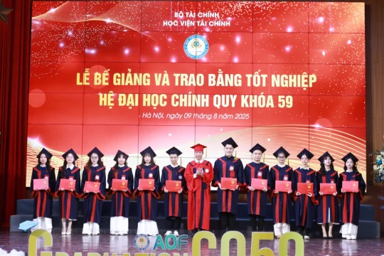 Lan tỏa thông điệp về đạo đức và sự chính trực tới tân cử nhân