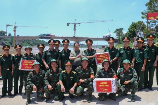 Thủ tướng kiểm tra tiến độ xây dựng cầu Phong Châu mới tại Phú Thọ