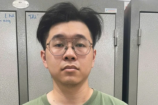 Tạm giữ hình sự người đàn ông hành hung phụ nữ ở sảnh chung cư