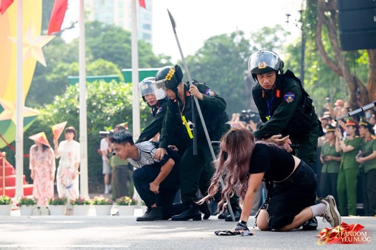 Tuyệt đối mãn nhãn trước những màn trình diễn của Công an Hà Nội, phố đi bộ bùng nổ tiếng reo hò