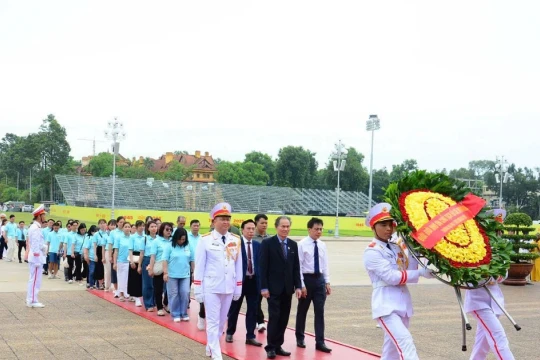 Thầy cô vượt gần 1.400km từ Tây Nguyên về Thủ đô viếng Lăng Bác