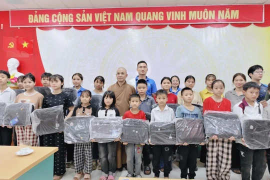 Nhiều quà tặng đến với học sinh vùng biên giới khó khăn tỉnh Tuyên Quang
