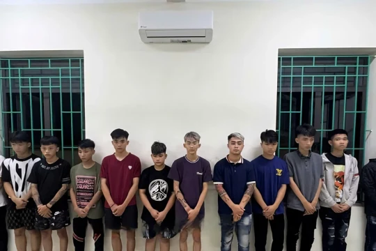 Khởi tố 12 thanh thiếu niên mang hung khí rượt đuổi nhau trên phố