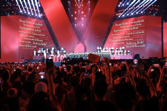 Hàng nghìn khán giả cùng hát Quốc ca ở concert Tổ quốc trong tim