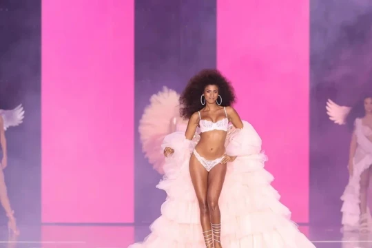 Show thời trang Victoria's Secret 2025 định nghĩa lại chuẩn mực sắc đẹp?