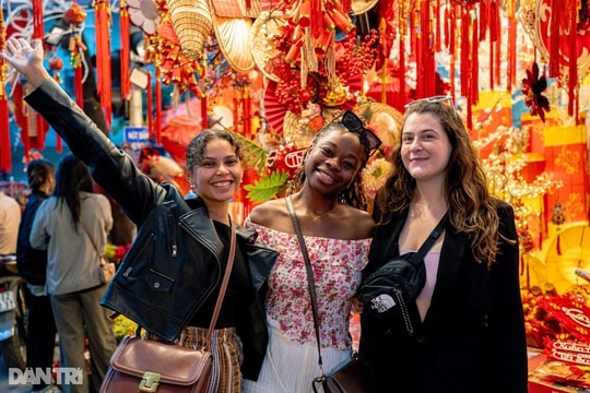 Việt Nam miễn visa cho công dân 12 nước từ 15/8 để kích cầu du lịch