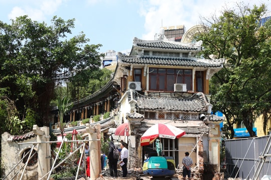 Cận cảnh tháo dỡ một phần nhà hàng nổi tiếng bên hồ Hoàn Kiếm, nhiều người dân bất ngờ ngoái nhìn