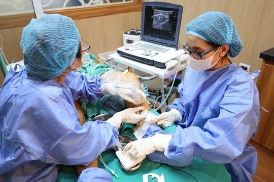 Mạch máu biến dạng vì đứng 8-12 tiếng mỗi ngày