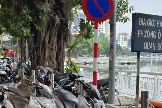 Nhiều hồ nước ở Hà Nội bị quán cà phê, hàng ăn lấn chiếm hành lang