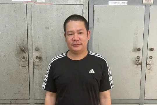 Kẻ trốn truy nã đặc biệt nguy hiểm 'sa lưới' khi giao dịch tại ngân hàng