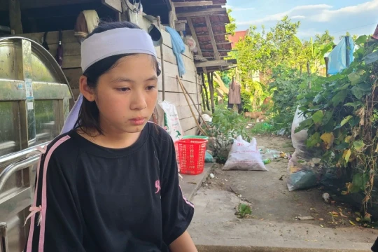 Cha đổ bệnh 'bỏ đi' theo 'thế giới của mẹ', 2 chị em mồ côi cần bàn tay che chở