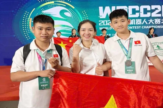 2 học sinh Bắc Ninh đoạt huy chương Bạc robot thế giới 2025