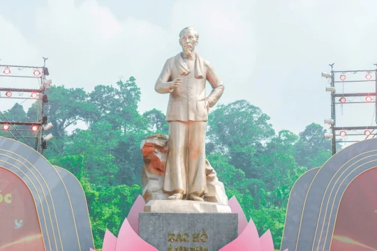 Tổng Bí thư dự lễ khánh thành Tượng đài Bác Hồ tại 'Thủ đô kháng chiến'