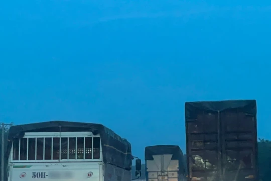 Xe tải 'ôm' làn tốc độ cao và mối lo tai nạn nghiêm trọng rình rập