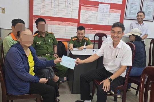 Thấy một phụ nữ run rẩy khi chuyển tiền cho "Võ Tuấn Kiệt", nhân viên ngân hàng lập tức báo công an