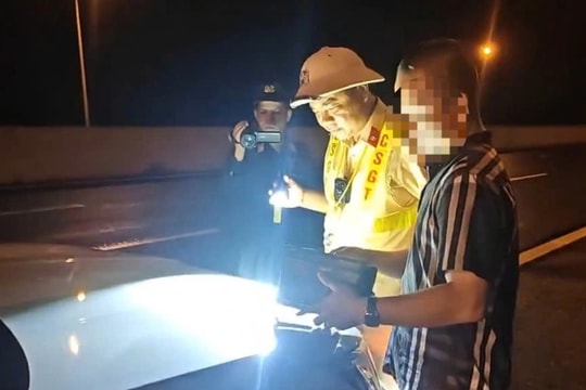 Tài xế có hơi men lái ô tô ngược chiều ở làn 120km/h trên cao tốc