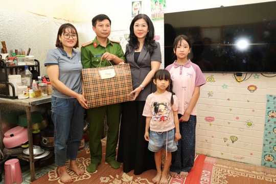 Phu nhân Ngô Phương Ly thăm các gia đình chính sách ở Sơn La